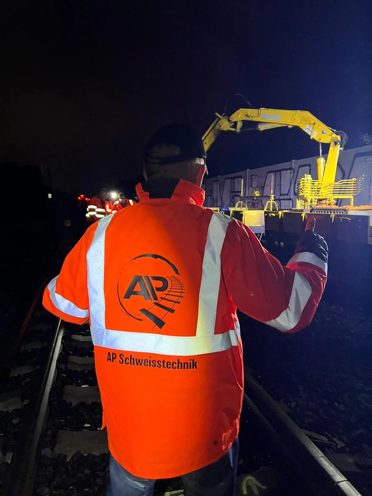 Aluminothermische Schweißung im Gleis bei Nacht