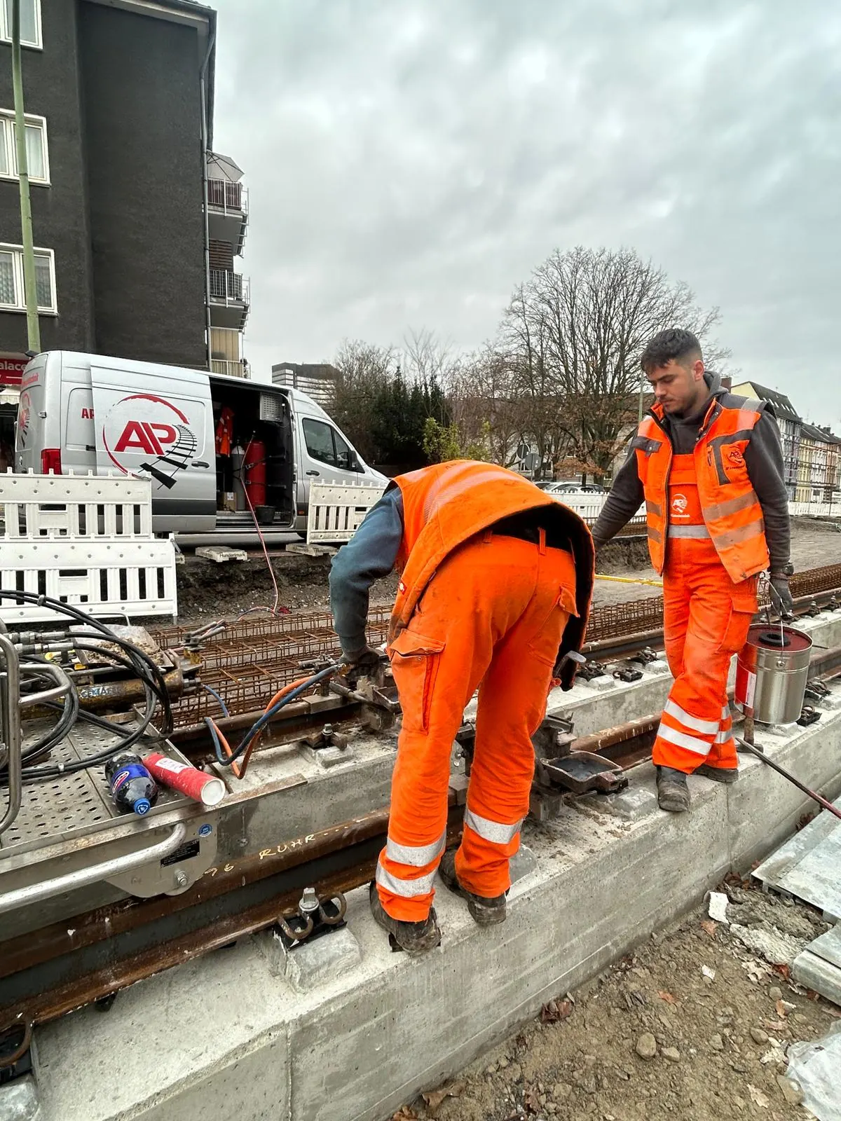 Mitarbeiter mit AP-Weste am Gleis
