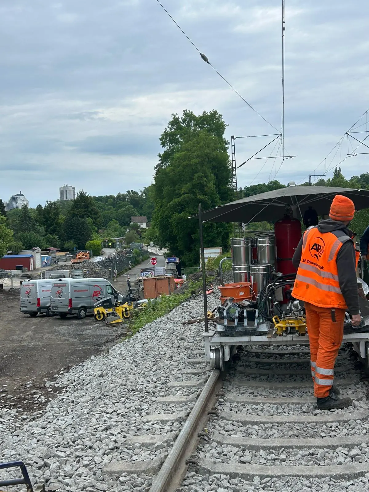 Baustelle mit AP-Fahrzeugen am Tag