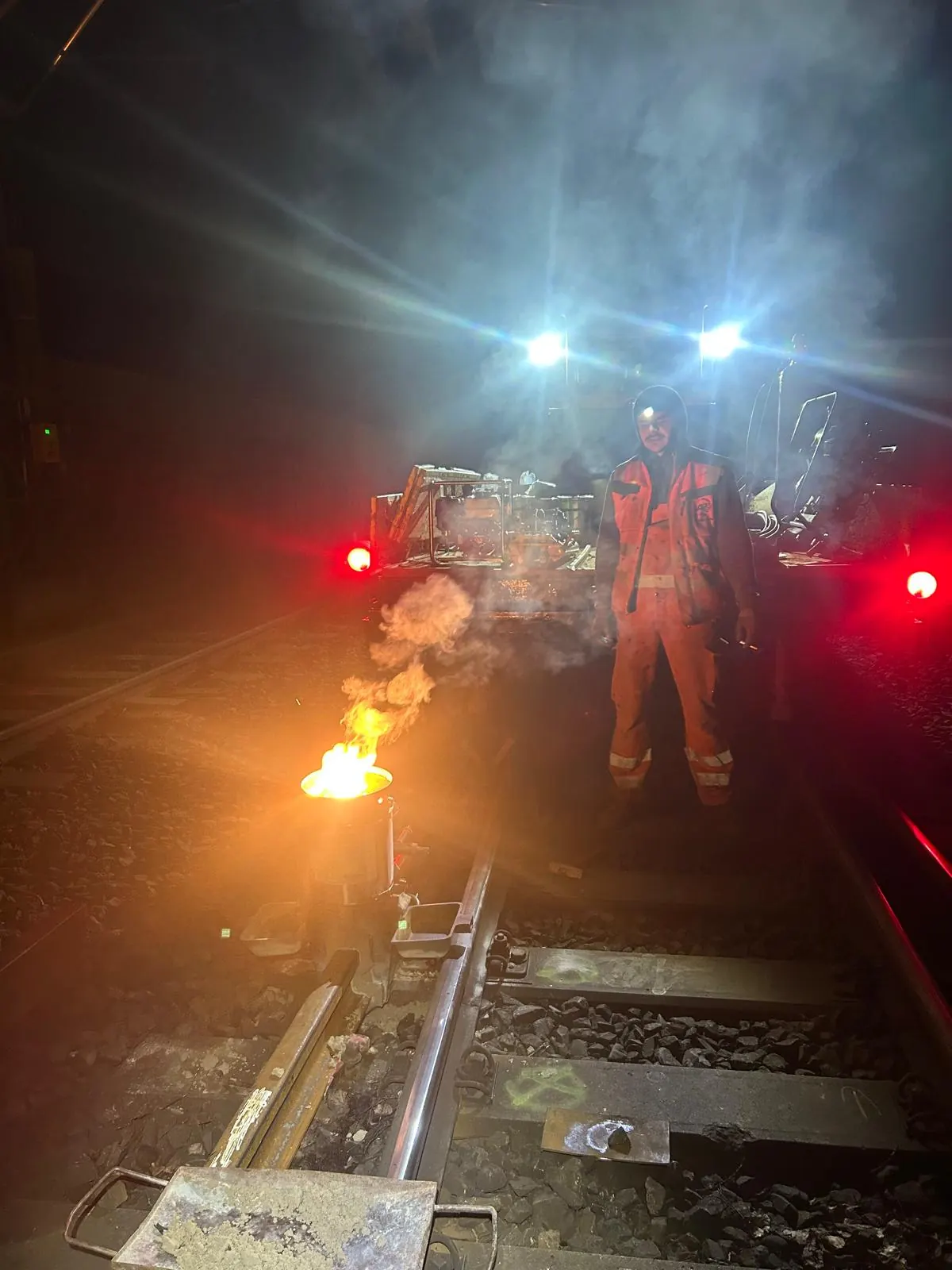 Schweißeinsatz bei Nacht mit Signallichtern