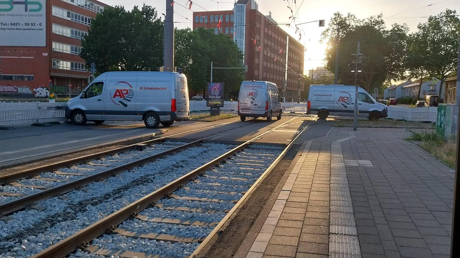 AP Schweisstechnik Fahrzeuge am Gleis im Abendlicht