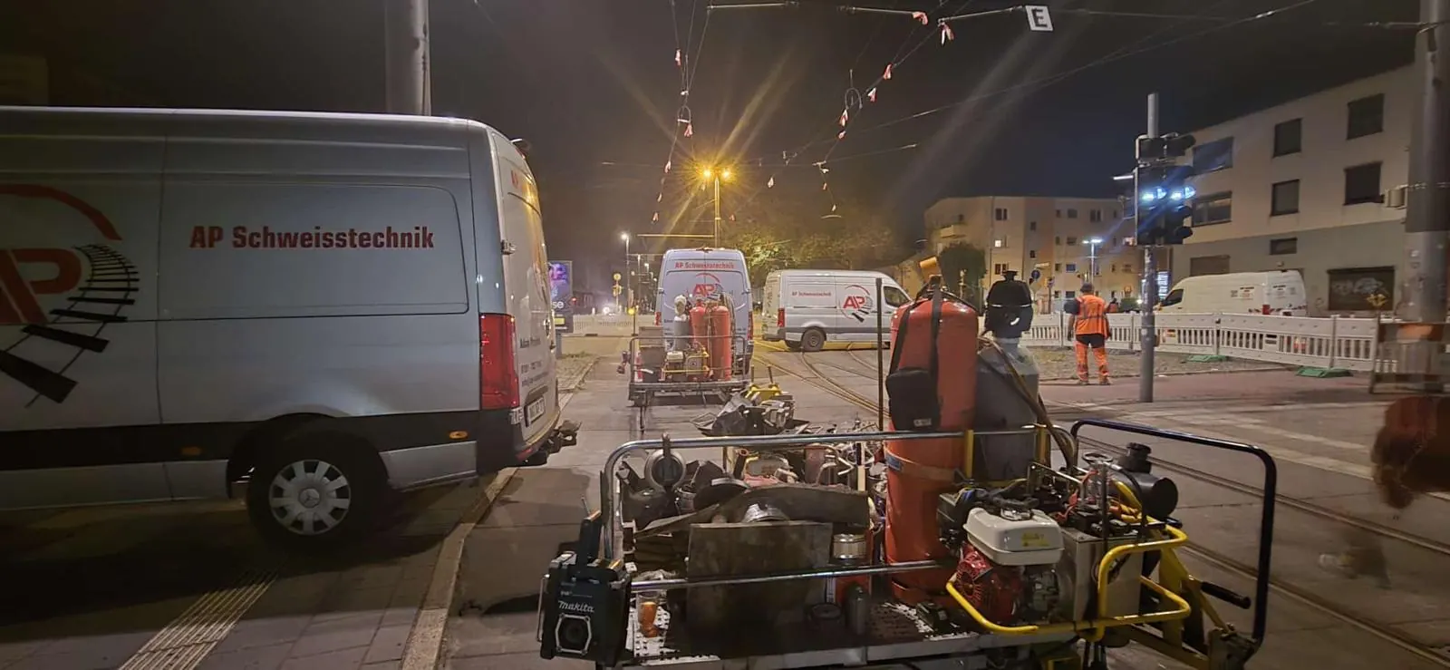 AP Schweisstechnik Fahrzeuge und Ausrüstung auf einer Stadtbahn-Baustelle