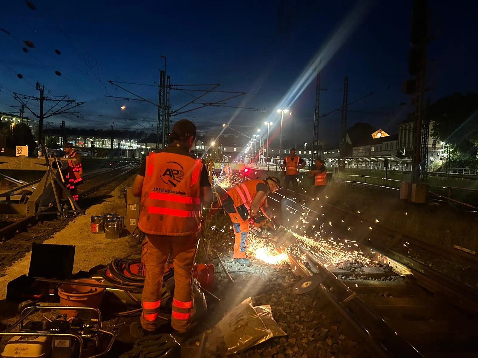 Nachteinsatz am Gleis mit AP-Team und Schienenbearbeitung