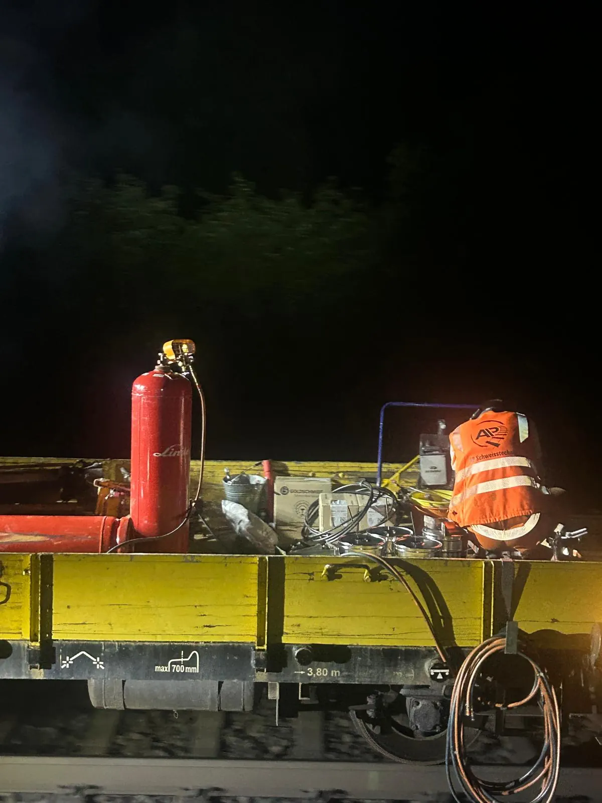 Schweißausrüstung auf Arbeitswagen bei Nachteinsatz