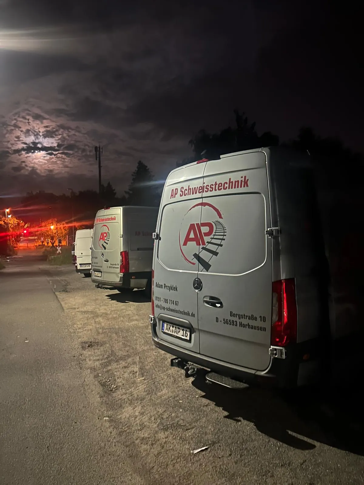 AP Schweisstechnik Transporter bei Nacht vor dem Einsatz